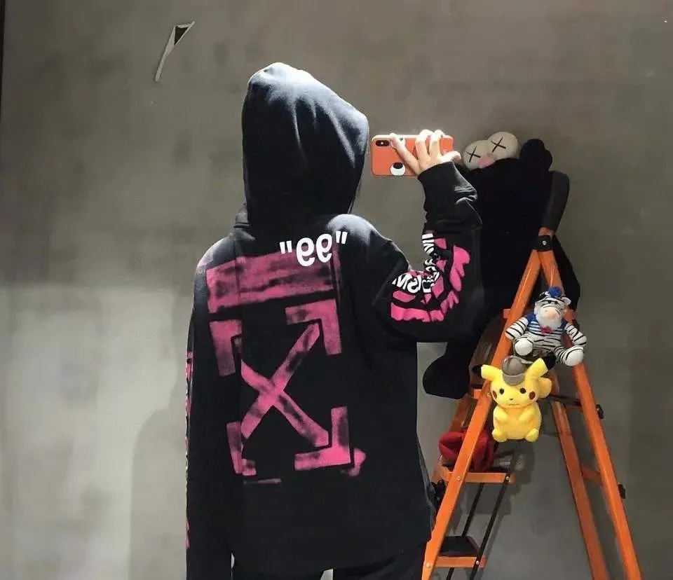 ♻️💯Upper body reference model picture❤️Top tested version OFF-WHITE (OW) 99 pink oil graffiti for men and women, pure cotton same style loose pullover hooded sweatshirt jacket zipper, professional handmade dot printing, delicate and full, strong color layering, breathable printing and not sticky! The gradient of the layers is clear, the texture and texture are visible, the fabric and printing are completely combined, and the frosted feel is delicate. The fabric is made of 460g fish scale terry cotton fabric, which has a full drape. Customized zipper pull with OFFWHITE metal engraving on it and a concave feel. This is a must-see for identification. The hat rope pendant clock has metal engravings. This is a detail that is easily overlooked.  Like Monet's oil paintings, it has always occupied the top sales list on major domestic and foreign platforms, and offline stores can also be said to be often out of stock.  Couple matching, personalized and trendy! The style is elegant and classic, versatile for daily use. Couple style 👫 Can be worn by both men and women P: 390